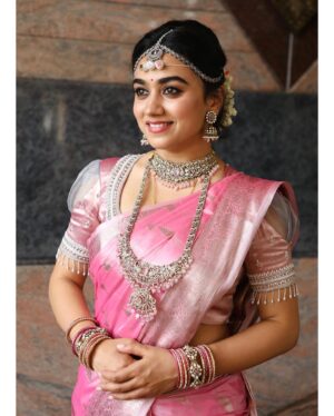 Srividya Shastry Instagram - I guess I am good at styling myself and doing my own makeup 😉😌
#gangegowri 
.
.
.
.
.
.
Also thank you @annaga_designstudio for designing this blouse🤗 

#weddingscenes #gangegowrionudayatv #udayatv