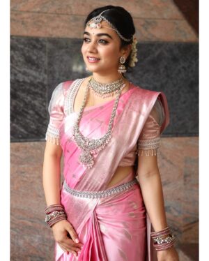 Srividya Shastry Instagram - I guess I am good at styling myself and doing my own makeup 😉😌
#gangegowri 
.
.
.
.
.
.
Also thank you @annaga_designstudio for designing this blouse🤗 

#weddingscenes #gangegowrionudayatv #udayatv