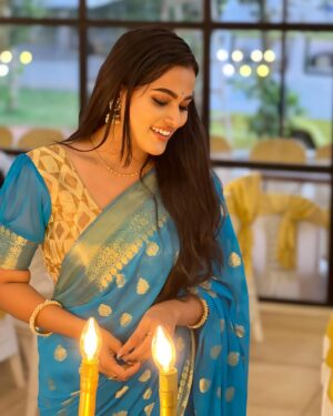 Sriya Surendran Instagram - Felt cute and lit .💛✨
.
.
.
#viral #trendingnow #tamilsongs #tamilcinema #marriage #wedding #happiness #family #kerala #ootd #sriyasurendran #goodtimes #function #saree #blue #reciption #smile #love #malayalam #cousins