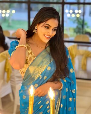 Sriya Surendran Instagram - Felt cute and lit .💛✨
.
.
.
#viral #trendingnow #tamilsongs #tamilcinema #marriage #wedding #happiness #family #kerala #ootd #sriyasurendran #goodtimes #function #saree #blue #reciption #smile #love #malayalam #cousins