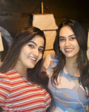 Sriya Surendran Instagram - In good company ✨
.
#memories #instagood #happy #love #life #moments #instadaily #bff #friends
