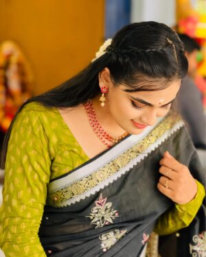 Sriya Surendran Instagram - Temples are the poetry set in stone.
.
.
.
#temple #saree #location #life #love #happiness #goodtimes #shoot #megha #vijaytv #chellamma #happiness #malli #tamilactress