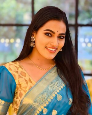 Sriya Surendran Instagram - Felt cute and lit .💛✨
.
.
.
#viral #trendingnow #tamilsongs #tamilcinema #marriage #wedding #happiness #family #kerala #ootd #sriyasurendran #goodtimes #function #saree #blue #reciption #smile #love #malayalam #cousins