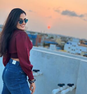 Sriya Surendran Instagram - Sky’s symphony at dusk.❤️
.
.
.
#viral #trending #viralmemes #instalike #instadaily #selflove #sriyasurendran #happiness #sky #terrace #goodvibes #bird #ootd #fashion #trendy