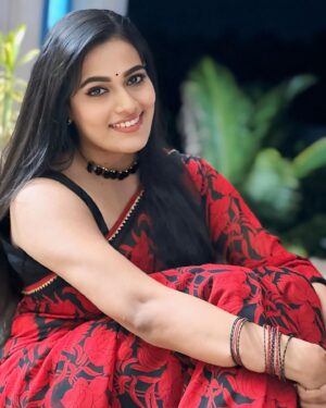 Sriya Surendran Instagram - In a romantic trance, not knowing where I am going! 🥰
.
.
#viral #trending #night #ootd #saree #red #loaction #actor #set #love #smile #tamil #serial #chellamma #megha #sriyasurendran #malayali #instagood #foryou