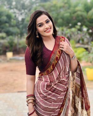 Sriya Surendran Instagram - When amma’s saree feels like a hug❤️.
.
.
.
#viral #trending #ammasaree #ootd #chennai #malayali #actor #happy #happiness #smile #actress #tamilserial #goodtimes #shootinglocation #shooting #set #location #saree #traditional #chellamma #vijay #vijaytv #megha #sriyasurendran #artist #foryou #instadaily #instagood #instagram