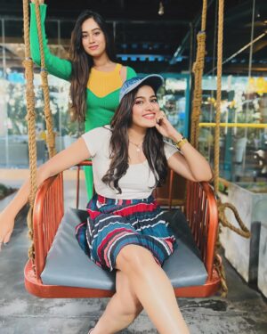 Sriya Surendran Instagram - Banglore days :3 
.
.
.
#trending #viral #ootd #white #cafe #friends #travel #goodtimes #funtimes #foryou #happiness #postivity #banglore #newyear #girlstrip
