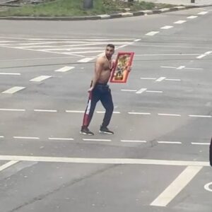 Ssiawosch Sadat Instagram - goldrapper mit holzständer