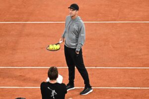 Stanislas Wawrinka Instagram - First round tonight @rolandgarros against @andymurray 🌛💥🎾🙏🏻🇫🇷❤️
#hardwork #match #trusttheprocess #nightsession 
📸 @cocodubreuilphoto