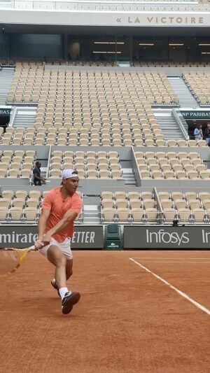 Stanislas Wawrinka Instagram - 𝑹𝒆𝒂𝒅𝒚 𝒕𝒐 𝒓𝒖𝒎𝒃𝒍𝒆 💥

Rafael Nadal and Stan Wawrinka putting in the work 💪🎾

#atp #rolandgarros #tennis #kingofclay #practice