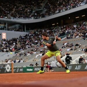 Stanislas Wawrinka Instagram - Paris by night 🔦🌛🎾💥💪🏻🇫🇷💛
#rolandgarros #nightsession #trusttheprocess #hardwork #passion 
📸