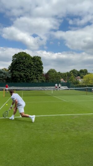 Stanislas Wawrinka Instagram - First practice @wimbledon 🌱🎾💪🏻🇬🇧
Gracias @carlitosalcarazz 🤜🏻💥🤛🏻🙏🏻🇪🇸💚
#hardwork #trusttheprocess #wimbledon #enjoy