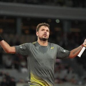Stanislas Wawrinka Instagram - Paris by night 🔦🌛🎾💥💪🏻🇫🇷💛
#rolandgarros #nightsession #trusttheprocess #hardwork #passion 
📸