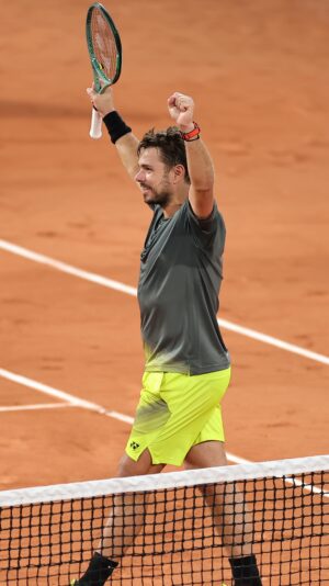 Stanislas Wawrinka Instagram - « Why do I play? To be here in front of so many people, with so much support. It warms my heart. » 🧡

Stan Wawrinka with an emotional on-court interview with Alex Corretja 🎙️

#RolandGarros