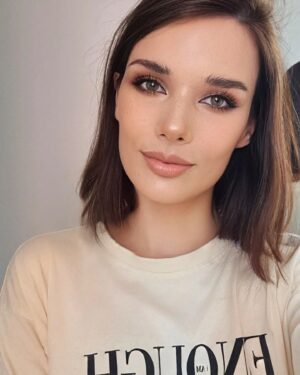 Starling ASMR Instagram - Heeey💚ew video's premiering later today😘💚 see you in chat!!!!
