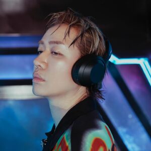 Starr Chen Instagram - 好聽，太好聽了！

就是這副耳機讓我現在製作都不必送混音
Demo版戴上一聽即刻帶你前往葛萊美
堪稱完美的降噪技術甚至讓我以為地球圓寂了

起床時，我就戴上它享受美好早晨
午休時，我也戴著它聆聽世界的美
睡覺時，它在我耳邊輕聲呢喃哄我入睡
說我遜？我聽不見，我戴耳機

Sony ULT WEAR 是你音樂魔術師 🎩？🐰！
輕如羽毛穩如泰山🪶🌋
ULT按鈕有三段式！讓低音於你耳內的VIP包廂 💃🎶
我自己是喜歡用2 號力道
別跟風，播放節奏開始搖🎵🚫

造型更是極簡時尚，將一切完美包覆你耳👂

即刻入手Sony ULT WEAR，你也能是下個陳星翰

#好聽 #太好聽了 
#Sony #ULTPOWERSOUND #ULTWEAR @sonytaiwan