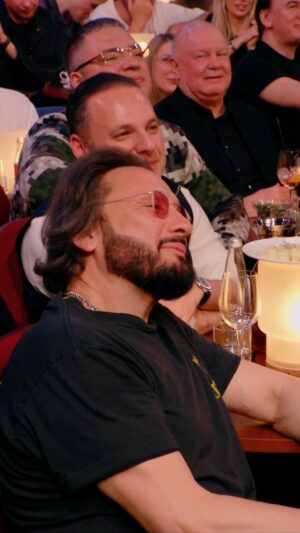 Stas Mikhaylov Instagram - Завтра, 26 апреля, в 21:00 смотрите специальный выпуск Comedy Club на ТНТ с моим участием! ✌️ @comedyclubru @tnt_online