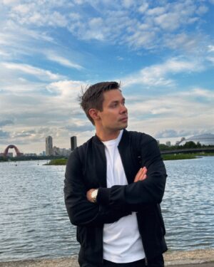 Stas Pekha Instagram - Сказка о потерянном времени,
О погибшем детстве расстрелянном…
О седых детишках без седла и стремени 
И о волшебном коне, что не придет уже-
Поздно быть юными, нет сил на взросление.
Нет права грустить и нет места прощению!
(Из черновика С.П.Пьеха)