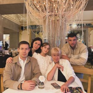 Stas Pekha Instagram - Сегодня у нашей Ма - день рождения!🎁
Мама у нас человек многогранный - социальный панк, призрачный ковбой зоозащиты, очень тонкий и крутой музыкант, прививший любовь к джаз року и фанку, неугомонный общественный деятель и скиловая бабушка… 
Ну и еще много всего! 
Я всегда знал - у меня самая неформальная и крутая мама… она даже выглядела не так, как все! 
С днем рождения, Матроша! Люблю❤️
@do_bro_ilona