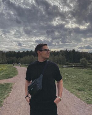 Stas Pekha Instagram - Не помню,над чем мы смеялись...
На паузе те метели,
Не знаю,чем мы казались
И были на самом деле..
Когда в опустевшем сквере,
Деревьев уснувших между,
Не помню,во что я верил,
На что возлагал надежды?
Одежды носил по моде,
По совести врал о личном...
И что-то в моей природе,
Взрастило меня циничным.
Не помню какие черти,
Давали тогда мне силы...
Боялся бояться смерти,
Умел умирать красиво...
В машине с толпой ругался,
И все разрушав,не строил..
Не помню,о чем смеялся,
В последние дни с тобою
(С.Пьеха) 27.09.2015
