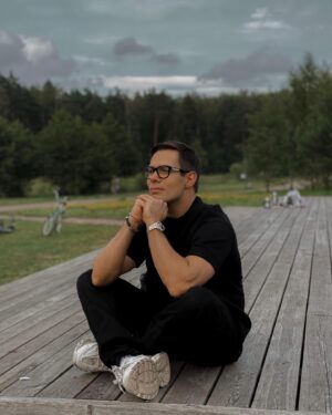 Stas Pekha Instagram - Не помню,над чем мы смеялись...
На паузе те метели,
Не знаю,чем мы казались
И были на самом деле..
Когда в опустевшем сквере,
Деревьев уснувших между,
Не помню,во что я верил,
На что возлагал надежды?
Одежды носил по моде,
По совести врал о личном...
И что-то в моей природе,
Взрастило меня циничным.
Не помню какие черти,
Давали тогда мне силы...
Боялся бояться смерти,
Умел умирать красиво...
В машине с толпой ругался,
И все разрушав,не строил..
Не помню,о чем смеялся,
В последние дни с тобою
(С.Пьеха) 27.09.2015
