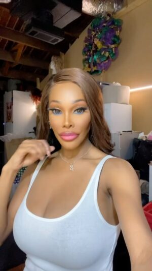 Stasha Sanchez Instagram - Giving Praise & Thanks to everything God is doing positive in my life .Thank you God 🙏🏾 My hair is laid just FYI.
#RoyalQueen👑 #CoachGirl #fentybeauty #Legendary2