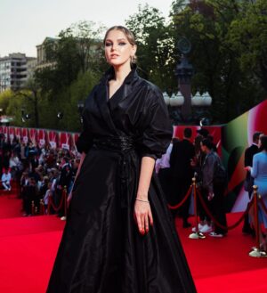 Stasya Tolstaya Instagram - специальное упоминание жюри конкурса РУССКИЕ ПРЕМЬЕРЫ «За искренний и дерзкий дебют». члены жюри решили нарушить регламент, чтобы вручить нам этот приз. это большая гордость и честь! спасибо @alexey.uchitel , @snatkina_anna и @ochen_prostoy ✨

образ @tanya_kotegova 
украшения @mercury_russia 
@mariautc 
макияж: @rbg.ru @irina__lobkova @mosmake
укладка: @alteregoitaly.ru @hhsimonsen.ru @semenov_stylist
салон красоты @salondolores
агент @natalya.gneusheva