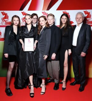 Stasya Tolstaya Instagram - специальное упоминание жюри конкурса РУССКИЕ ПРЕМЬЕРЫ «За искренний и дерзкий дебют». члены жюри решили нарушить регламент, чтобы вручить нам этот приз. это большая гордость и честь! спасибо @alexey.uchitel , @snatkina_anna и @ochen_prostoy ✨

образ @tanya_kotegova 
украшения @mercury_russia 
@mariautc 
макияж: @rbg.ru @irina__lobkova @mosmake
укладка: @alteregoitaly.ru @hhsimonsen.ru @semenov_stylist
салон красоты @salondolores
агент @natalya.gneusheva