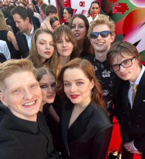 Stasya Tolstaya Instagram - специальное упоминание жюри конкурса РУССКИЕ ПРЕМЬЕРЫ «За искренний и дерзкий дебют». члены жюри решили нарушить регламент, чтобы вручить нам этот приз. это большая гордость и честь! спасибо @alexey.uchitel , @snatkina_anna и @ochen_prostoy ✨

образ @tanya_kotegova 
украшения @mercury_russia 
@mariautc 
макияж: @rbg.ru @irina__lobkova @mosmake
укладка: @alteregoitaly.ru @hhsimonsen.ru @semenov_stylist
салон красоты @salondolores
агент @natalya.gneusheva