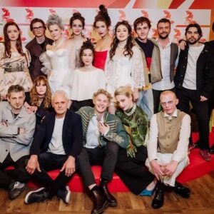 Stasya Tolstaya Instagram - у меня было……
господи, я до сих пор не верю 🤍

стиль @sorryevee 
макияж @beauty_manufactura