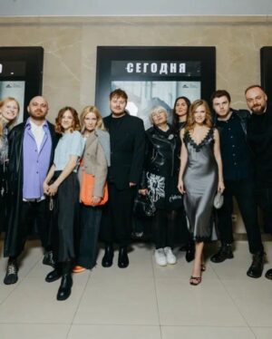 Stasya Tolstaya Instagram - премьера нашего «Наводнения» 🤍 спасибо @tverdovskiy !!! счастье и гордость быть частью картины !!!

платье @laroombrand 
образ @vibe_beauty_shelepiha 
сумочка @chanelofficial 
фото @ira_polyarnaya