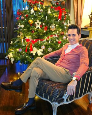 Ștefan Bănică Jr. Instagram - Crăciun fericit tuturor!🎄🎅Sa fiți sănătoși, luminoși și bucuroși, alături de cei dragi! Vă ofer în dar în această seară CONCERTUL ANIVERSAR DE CRĂCIUN 20 DE ANI, care va fi difuzat de la miezul nopții la ANTENA 1 și online exclusiv pe Antena Play. Va fi o seară magică alături de familie și invitați speciali, vom petrece ca la 20 de ani.☺️ Sper să ne urmăriți și aștept apoi mesajele voastre! 🎁🎋
