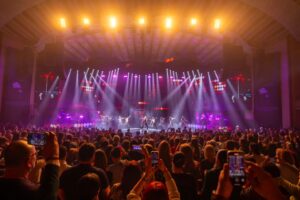 Ștefan Bănică Jr. Instagram - A fost o atmosferă de vis și în a doua seară a Concertului Aniversar de Craciun 20 de Ani! Un public minunat! Mulțumim!🙏 Ne vedem si azi de la ora 19:30 la al treilea concert!🌲🎊🎁
.
📸 @danielrobert_dinu 
@valigreceanu