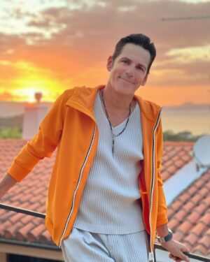 Ștefan Bănică Jr. Instagram - Un apus de soare superb și un weekend răcoros vă doresc! PS: Cu prietenii din Târgu Mureș ne vedem, în concert, sâmbătă seara la "Zilele Târgumureșene".✌️