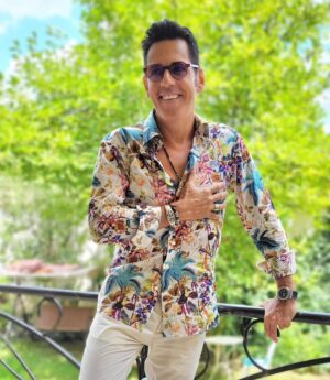 Ștefan Bănică Jr. Instagram - "Vă rog să-mi acordați", vorba cântecului tatălui meu, prilejul să vă urez un final de săptămână "dă" senzație. 😊
P.S.: Iar prietenilor din BRAD, jud. Hunedoara, le spun că sâmbătă seara ne vedem la concert. 🎸