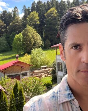 Ștefan Bănică Jr. Instagram - Sâmbătă, ora 19, ne vedem la ultima reprezentație a spectacolului "LA PULCE" din această stagiune, la Teatrul de Comedie. Weekend plăcut tuturor!✌️😘