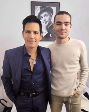 Ștefan Bănică Jr. Instagram - Cum e să te întâlnești, fără să-ți propui, cu băiatul tău la Televiziune, fiecare filmând la o altă emisiune și să faci o poză în cabina care poartă numele tatălui tău? E foarte mișto, vă spun eu!😜❤️