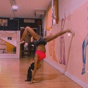 Stefania Micheli Instagram - Wall SPLIT challenge mancavo solo io 

#splits #dance #neverstopimproving #nevergiveup #neversaynever #nevermind 
#wallsplits #wallsplitchallenge #wallsplits🤸‍♀️💜