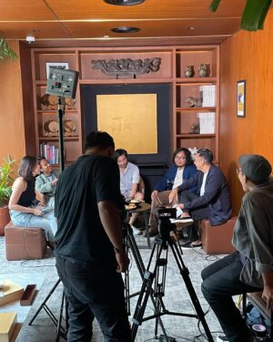 Stefanie Hariadi Instagram - Talkshow bersama Brava Radio u/ segment “Brava Community” yg membahas DustnGruuv
#vinyl & #musiccommunity 

Shout out to @mayoramandho @mulhammbrk & @his_dewwness the founders of DustnGruuv yg bermula dari group untuk janjian digging bareng, and now turned into this rapidly growing community with new members by day, happy to be a part of this exciting group 🪩🎛️🎶
Thank you for inviting me ! 🤍