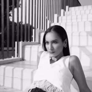 Stefanie Hariadi Instagram - But your soul you must keep 

Totally free🔆

Unattached to a specific image of self,

that constantly changes

•
•
•

Photographer : @krishnasoeryo
Assistant Photographer : @goodsee.inc
Fashion Stylist : @brigidalourdes @misslourdes_portfolio @metharani
MUA & Hair Stylist : @makeofa