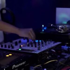 Stefanie Hariadi Instagram - STAUMA “Echoes Kemang Takeover” 
@ Bull & Vine Dec 20th 2023

Thank you @echoesbyfuture10 for the invite to play alongside the talented @skele.tale and @yodisko 🙌🏻

Fun Night! 🪩

Full video is available to watch on @echoesbyfuture10 Youtube channel or check link in our bio :)

#vinylset #djset #liverecording #stauma