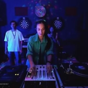 Stefanie Hariadi Instagram - STAUMA “Echoes Kemang Takeover” 
@ Bull & Vine Dec 20th 2023

Thank you @echoesbyfuture10 for the invite to play alongside the talented @skele.tale and @yodisko 🙌🏻

Fun Night! 🪩

Full video is available to watch on @echoesbyfuture10 Youtube channel or check link in our bio :)

#vinylset #djset #liverecording #stauma
