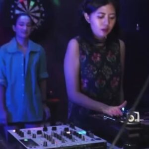 Stefanie Hariadi Instagram - STAUMA “Echoes Kemang Takeover” 
@ Bull & Vine Dec 20th 2023

Thank you @echoesbyfuture10 for the invite to play alongside the talented @skele.tale and @yodisko 🙌🏻

Fun Night! 🪩

Full video is available to watch on @echoesbyfuture10 Youtube channel or check link in our bio :)

#vinylset #djset #liverecording #stauma