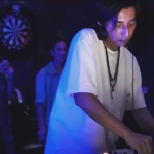 Stefanie Hariadi Instagram - STAUMA “Echoes Kemang Takeover” 
@ Bull & Vine Dec 20th 2023

Thank you @echoesbyfuture10 for the invite to play alongside the talented @skele.tale and @yodisko 🙌🏻

Fun Night! 🪩

Full video is available to watch on @echoesbyfuture10 Youtube channel or check link in our bio :)

#vinylset #djset #liverecording #stauma
