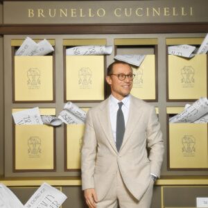 Stefano Accorsi Instagram - È sempre bello passare un po’ di tempo insieme! 
E poi che onore avere uno stylist d’eccezione 😎(ultima foto!) 

@brunellocucinelli 
@carolinacucinelli 
@camillacucinelli 
@alessio__piastrelli