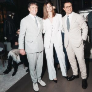 Stefano Accorsi Instagram - È sempre bello passare un po’ di tempo insieme! 
E poi che onore avere uno stylist d’eccezione 😎(ultima foto!) 

@brunellocucinelli 
@carolinacucinelli 
@camillacucinelli 
@alessio__piastrelli
