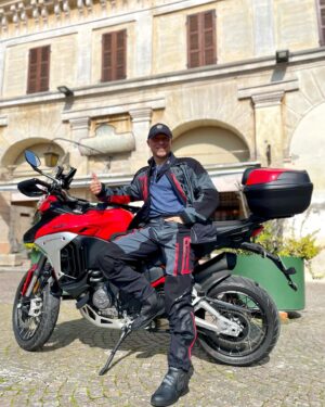 Stefano Accorsi Instagram - Ieri bellissimo giro in moto, quasi 400km a scoprire le bellezze d’Italia. Da Milano a Crema passando per Cremona. Tappa pranzo al @caffelacrepa che vi consiglio. Poi Mantova per finire nella incredibile Sabbioneta. E ritorno a Milano. E che dire delle nostre compagne di viaggio… pazzesche. 
Conoscete questi posti?

#inpartnershipwith @ducati 
#multistradav4 #ducati #italia #🇮🇹