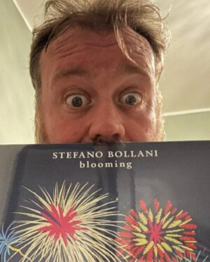 Stefano Fresi Instagram - Così, a naso, già mi piace. 
Già sono curiosissimo di sapere che cacchio di invenzione-citazione-omaggio ci sia in “Cicco Rio”. 
Domani sarà il grande giorno! Si scarterà liberando questi festosi fuochi d’artificio in copertina e poi sul piatto… domani si ascolterà  la musica del grande Stefano Bollani. 

@stefano_bollani #piano #jazz #lp #vinile #blooming @sonymusicitaly