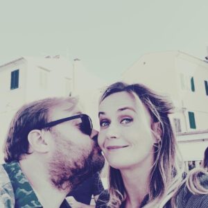 Stefano Fresi Instagram - È che sul set si incontrano sia i personaggi che le persone (cioè gli attori che li interpretano), qui passano gli anni e si intrecciano legami, si creano amicizie e si sente familiarità.

Per esempio Fusco - Battaglia si incontrano poco ma si conoscono bene, come noi due che alla fine anno dopo anno ci si vole bene sempre di più, de’!

P.s. per chi ancora si stia chiedendo cosa sia successo dietro al backstage, ecco la risposta: una scarica di selfie e mucho love❤️💥😘

#stefanofresi #amicizia #friendship #BarLume @SkyItalia @NOWTV_It #SkyOriginal #Delittidelbarlume