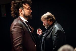 Stefano Fresi Instagram - C’è voluto davvero poco a fare amicizia con Enrico. Si, certo, la musica avvicina, la causa comune anche… ma c’è dell’altro. 
La sua assenza di filtri, che può stordire al primo impatto, è invece grande apertura, grande accoglienza. La sua esuberanza non è fatta di presunzione o di spocchia, è genuinità che gronda passione e Abruzzo. Sono certo che faremo altre cose insieme.  Piene di musica, di gioia e di passione. 
Nel frattempo, benvenuto in casa mia.